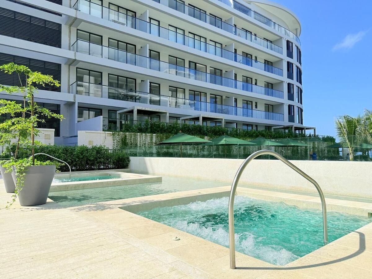 Magnificent - - Jacuzzis!